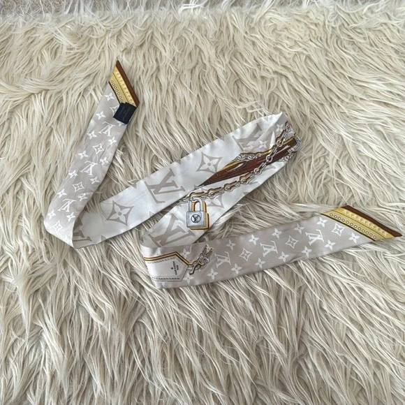 Authentic Louis Vuitton twilly - Picture 3 of 8